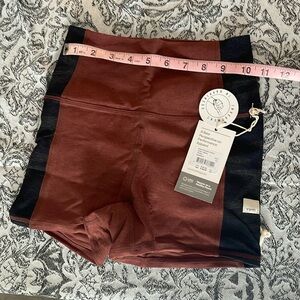 Vuori Aspire elevation shorty cedar heather size XS